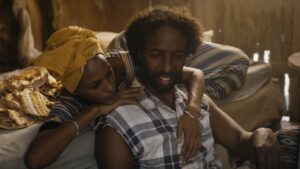 Filmstill: GULED & NASRA / THE GRAVEDIGGER'S WIFE von Khadar Ayderus Ahmed, 2021©Bufo, Arttu Peltomaa