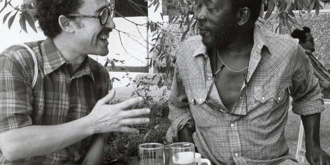 Ousmane Sembène mit Férid Boughedir beim Dreh von CAMERA D‘AFRIQUE im Jahr 1981 (@ collection F. Boughedir)