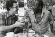 Ousmane Sembène mit Férid Boughedir beim Dreh von CAMERA D‘AFRIQUE im Jahr 1981 (@ collection F. Boughedir)
