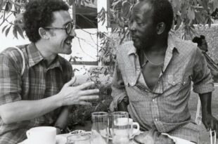 Ousmane Sembène mit Férid Boughedir beim Dreh von CAMERA D‘AFRIQUE im Jahr 1981 (@ collection F. Boughedir)